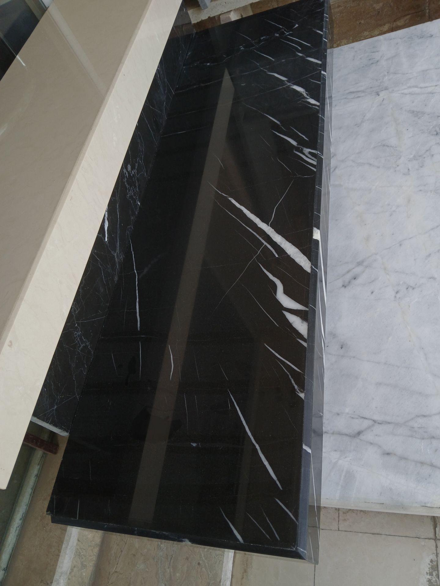 سنگ چینی مشکی بلک سان در نمای ساختمان